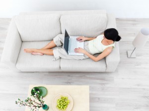 jeune femme en train de consulter un psy en ligne jeune femme en train de consulter un psy en ligne